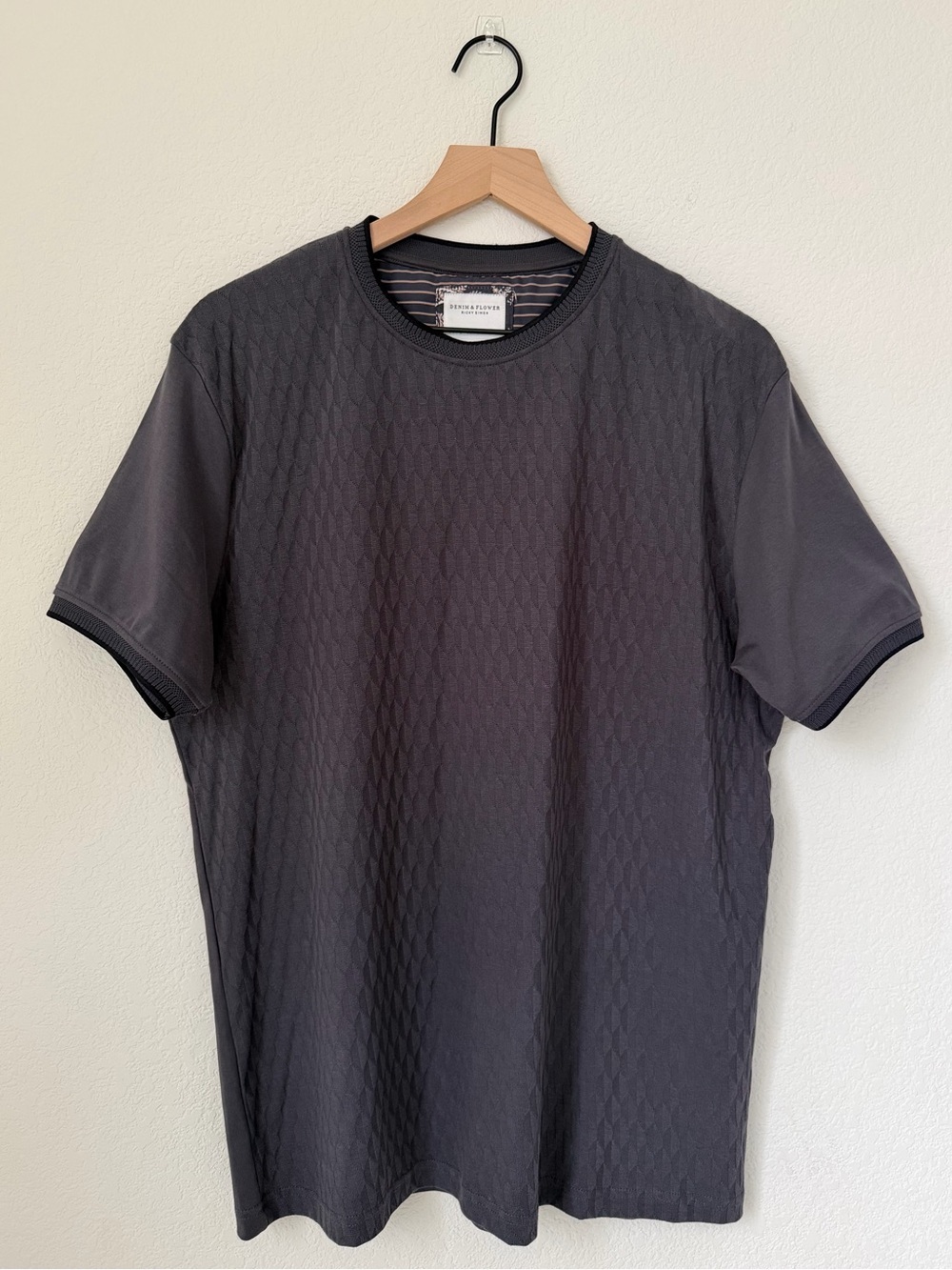 Denim Flower Men's Grey Short Sleeve T-Shirt Men. Size L. New
